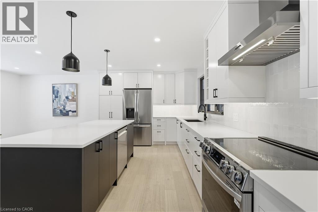 5135 Mulberry Drive, Burlington, ON - Indoor Photo Showing Kitchen With Upgraded Kitchen