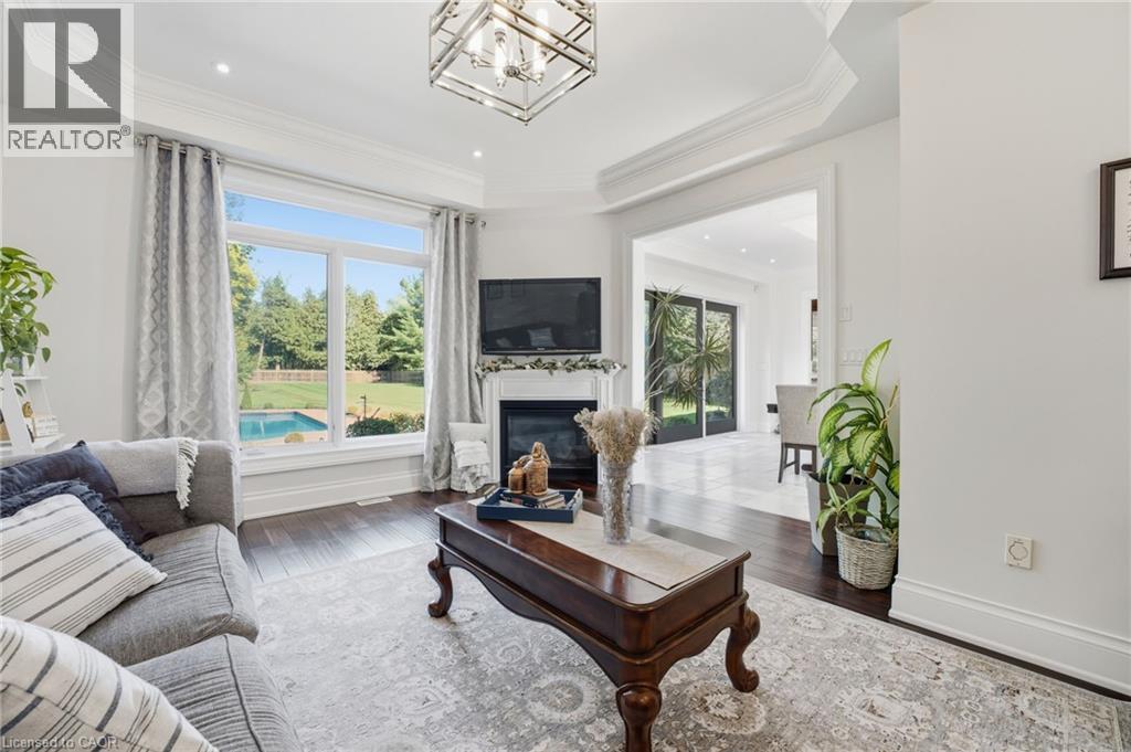 855 Avenue Road, Cambridge, ON - Indoor Photo Showing Living Room With Fireplace