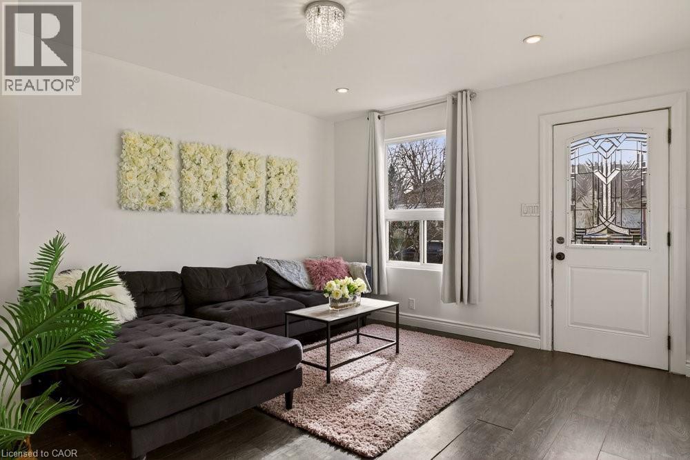 163 Hope Avenue, Hamilton, ON - Indoor Photo Showing Living Room