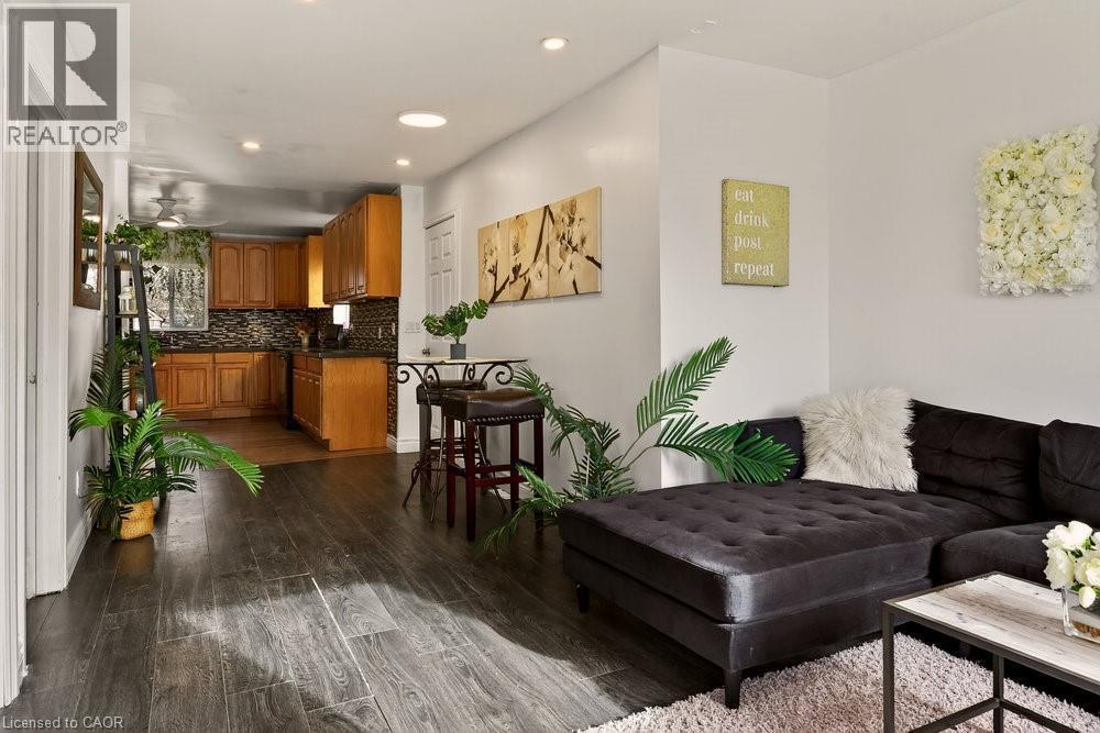 163 Hope Avenue, Hamilton, ON - Indoor Photo Showing Living Room