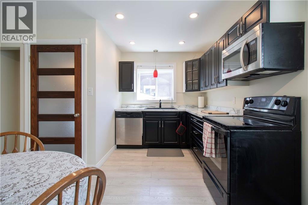 187 Clover Place, Kitchener, ON - Indoor Photo Showing Kitchen