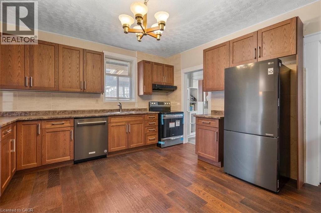 136 Wellington Street N, Kitchener, ON - Indoor Photo Showing Kitchen
