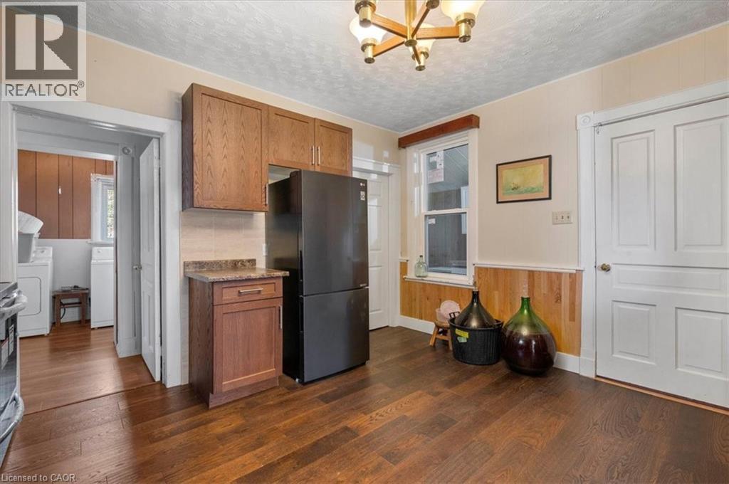 136 Wellington Street N, Kitchener, ON - Indoor Photo Showing Kitchen
