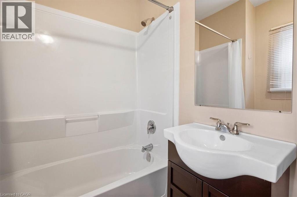 Main floor 4 pc - 136 Wellington Street N, Kitchener, ON - Indoor Photo Showing Bathroom