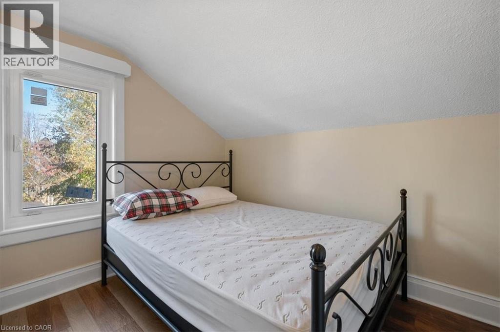 136 Wellington Street N, Kitchener, ON - Indoor Photo Showing Bedroom