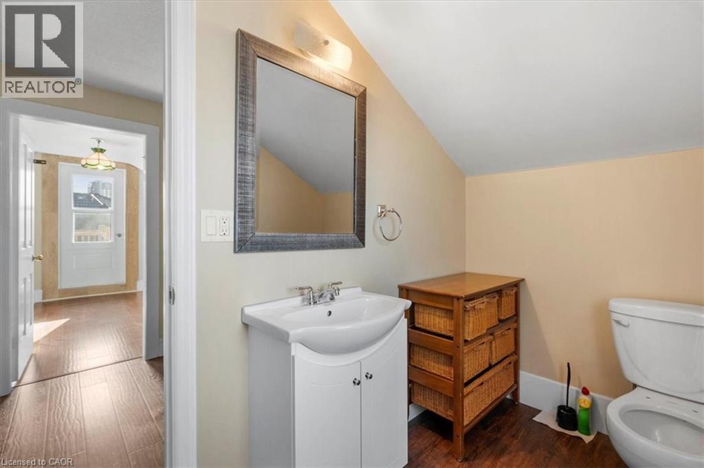 136 Wellington Street N, Kitchener, ON - Indoor Photo Showing Bathroom