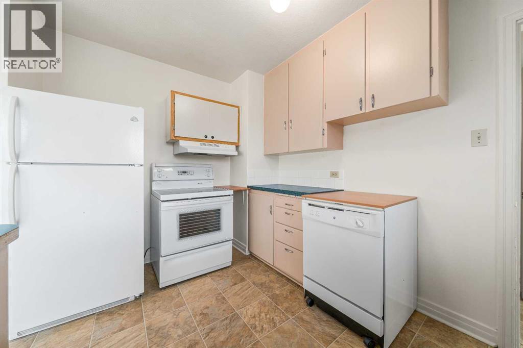 405 8 Avenue E, Bow Island, AB - Indoor Photo Showing Kitchen