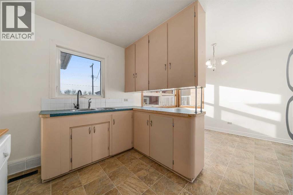 405 8 Avenue E, Bow Island, AB - Indoor Photo Showing Kitchen