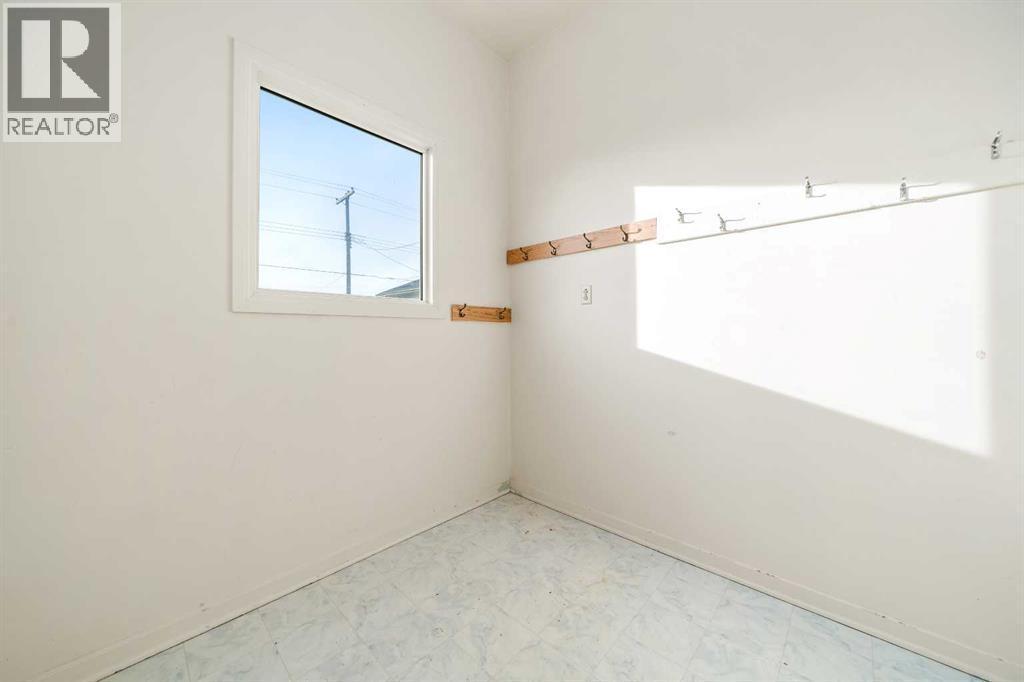 405 8 Avenue E, Bow Island, AB - Indoor Photo Showing Other Room