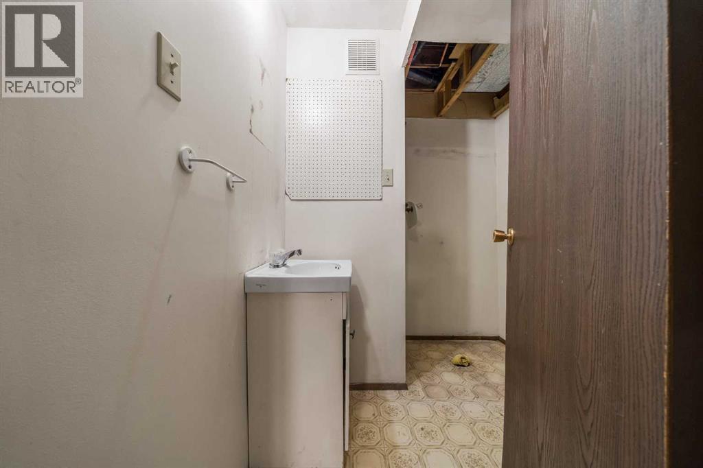 405 8 Avenue E, Bow Island, AB - Indoor Photo Showing Laundry Room