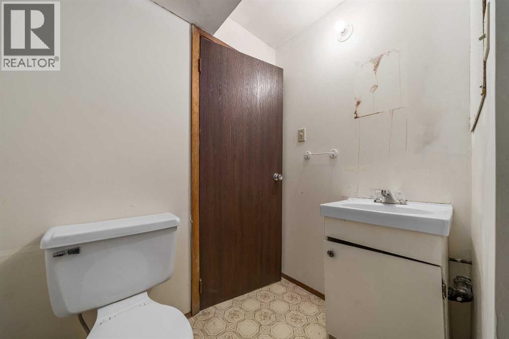 405 8 Avenue E, Bow Island, AB - Indoor Photo Showing Bathroom