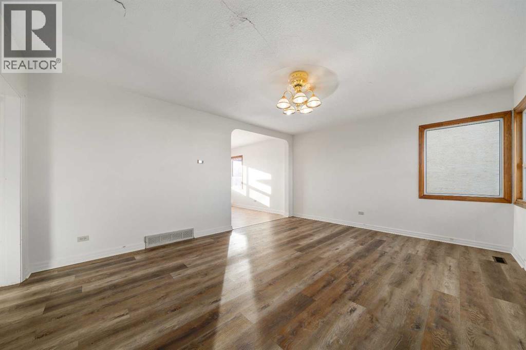 405 8 Avenue E, Bow Island, AB - Indoor Photo Showing Other Room