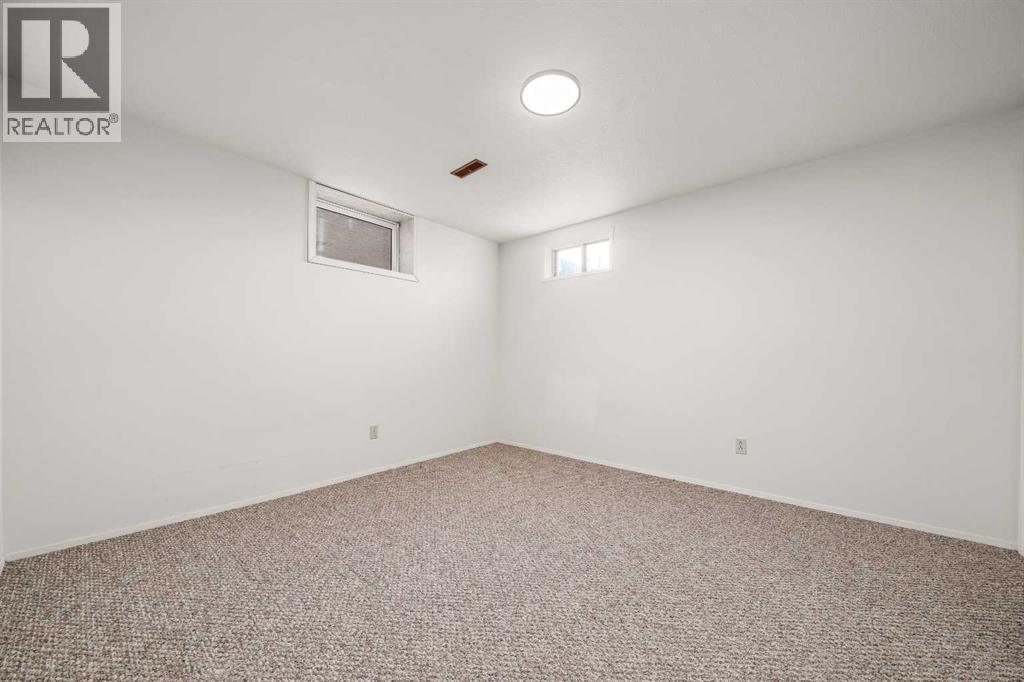 405 8 Avenue E, Bow Island, AB - Indoor Photo Showing Other Room
