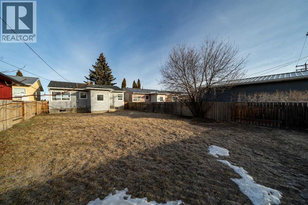 405 8 Avenue E, Bow Island, AB - Outdoor