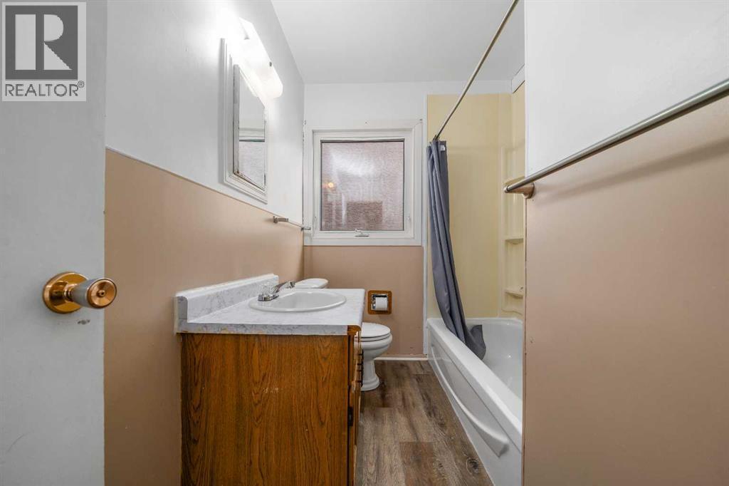 405 8 Avenue E, Bow Island, AB - Indoor Photo Showing Bathroom