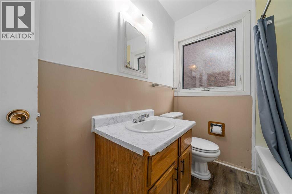 405 8 Avenue E, Bow Island, AB - Indoor Photo Showing Bathroom
