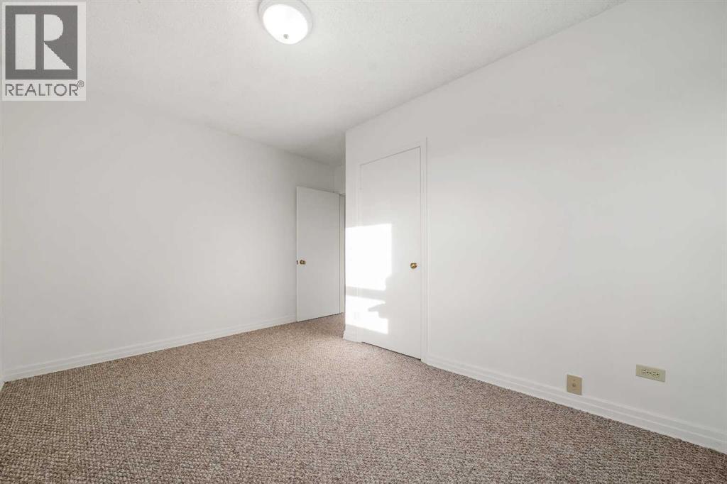 405 8 Avenue E, Bow Island, AB - Indoor Photo Showing Other Room
