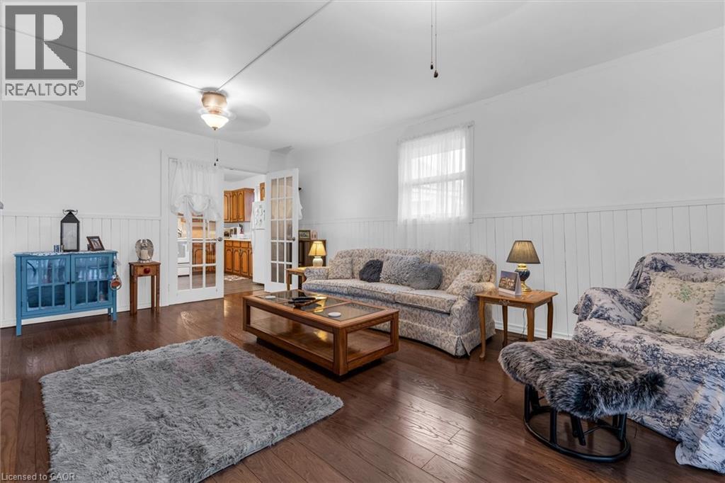 143 Walter Avenue S, Hamilton, ON - Indoor Photo Showing Living Room