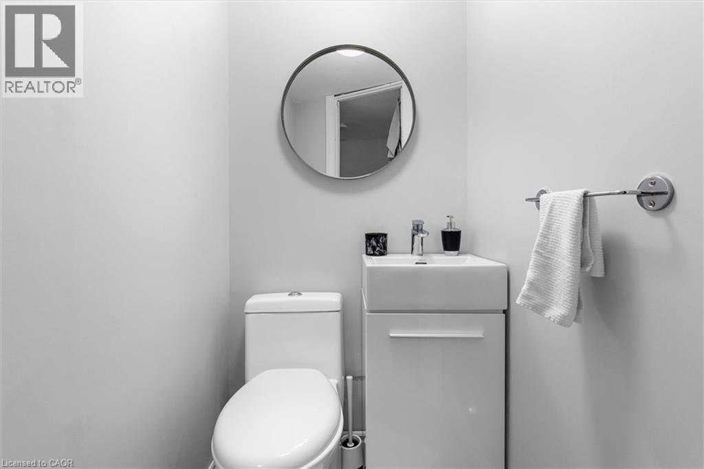 143 Walter Avenue S, Hamilton, ON - Indoor Photo Showing Bathroom