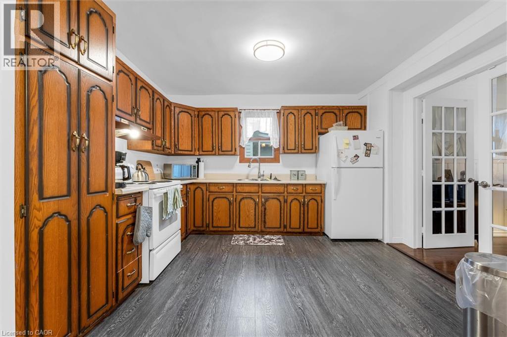 143 Walter Avenue S, Hamilton, ON - Indoor Photo Showing Kitchen