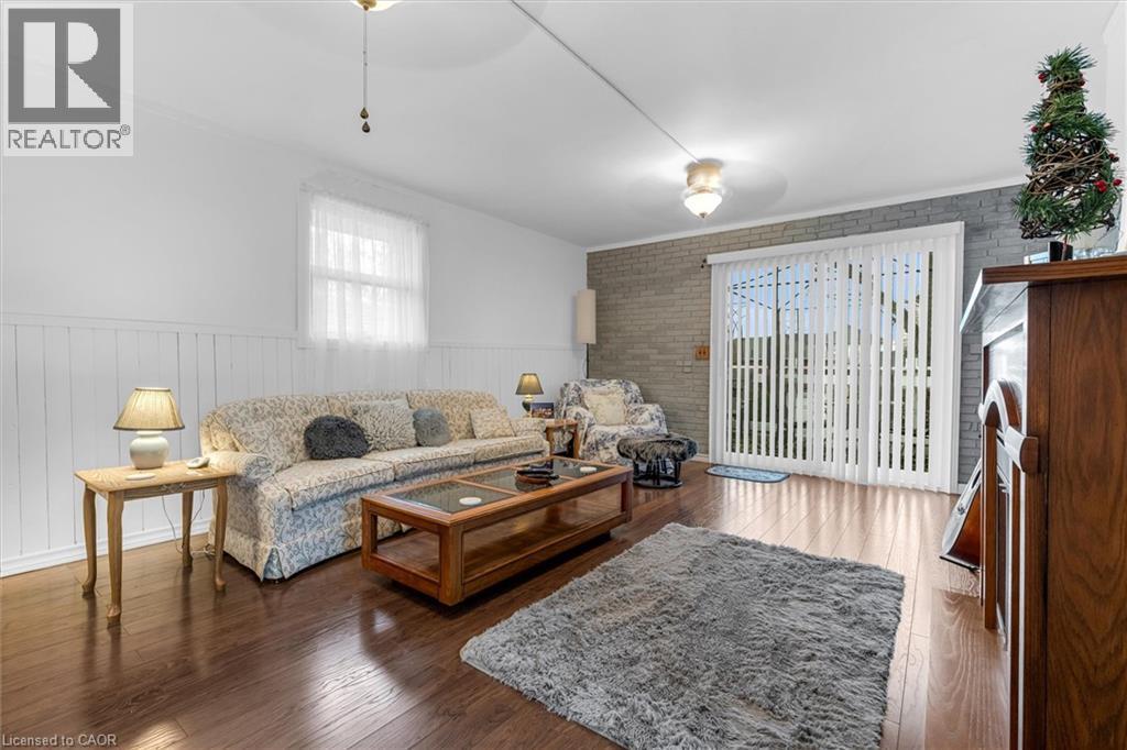 143 Walter Avenue S, Hamilton, ON - Indoor Photo Showing Living Room