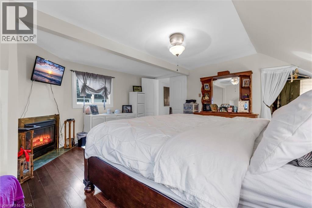 143 Walter Avenue S, Hamilton, ON - Indoor Photo Showing Bedroom