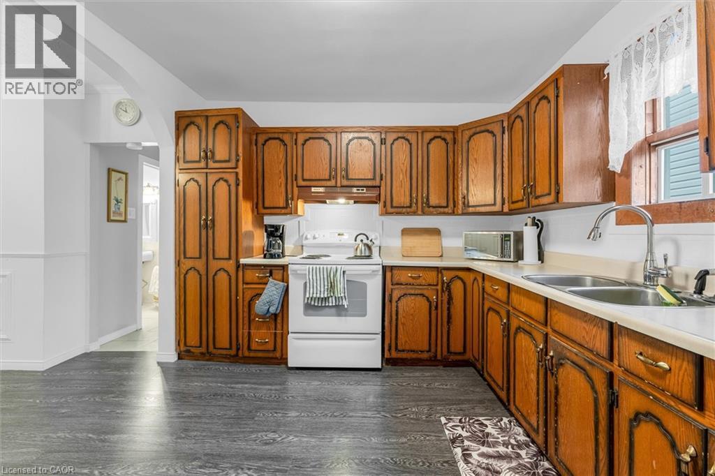 143 Walter Avenue S, Hamilton, ON - Indoor Photo Showing Kitchen With Double Sink