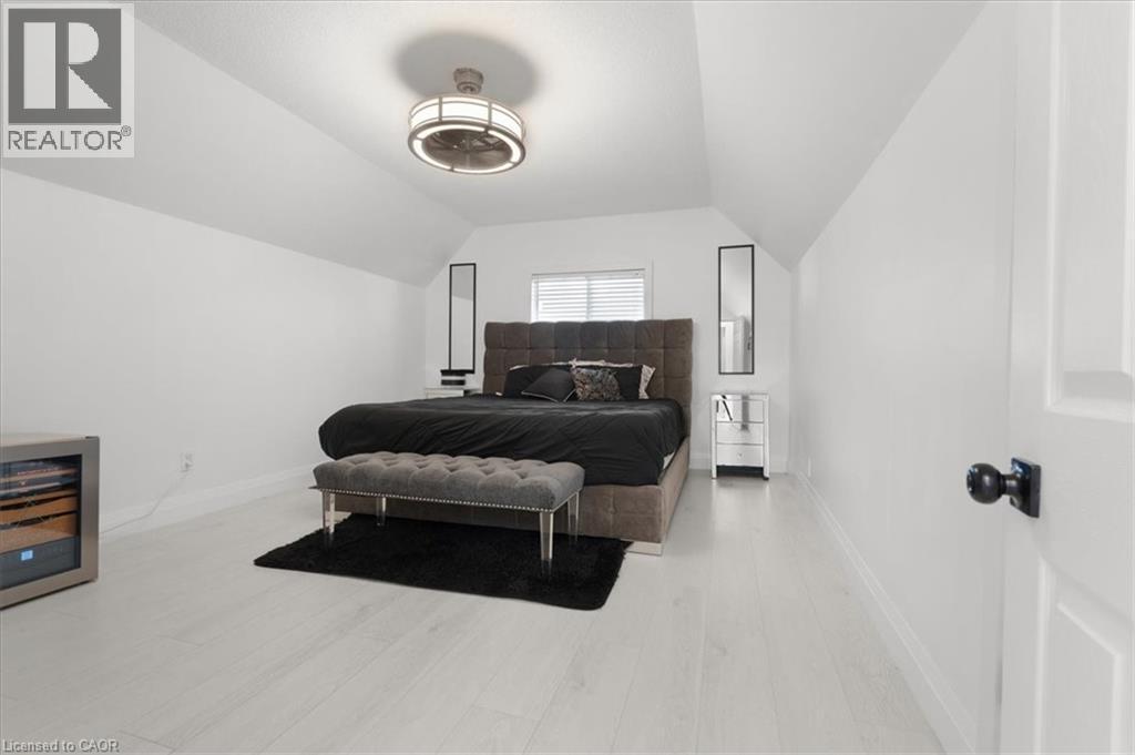 39 Division Street, Hamilton, ON - Indoor Photo Showing Bedroom