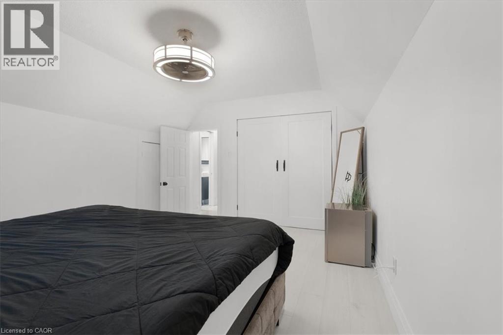 39 Division Street, Hamilton, ON - Indoor Photo Showing Bedroom