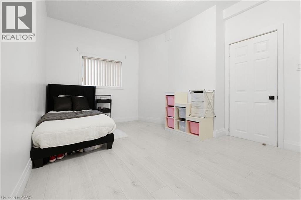 39 Division Street, Hamilton, ON - Indoor Photo Showing Bedroom