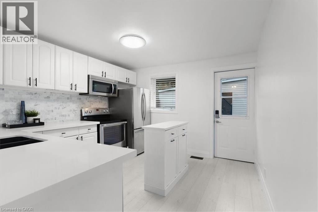 39 Division Street, Hamilton, ON - Indoor Photo Showing Kitchen