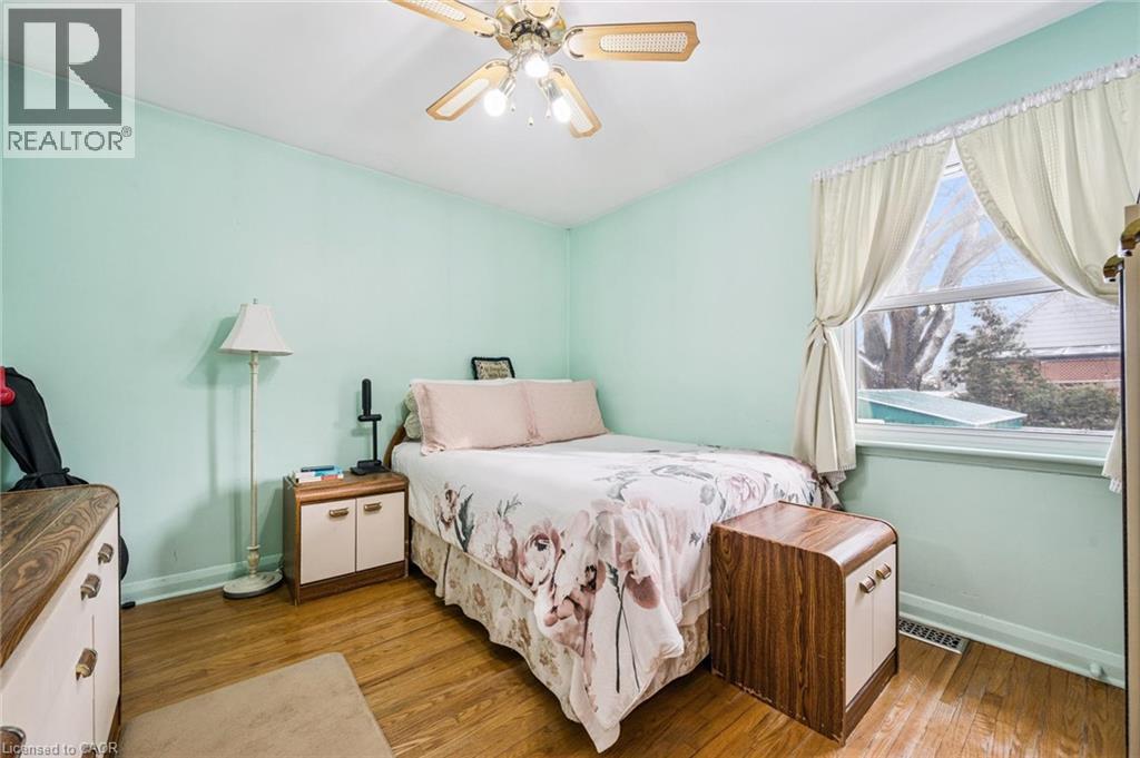 Bedroom featuring wood-type flooring and ceiling fan - 263 East 36Th Street, Hamilton, ON - Indoor Photo Showing Bedroom
