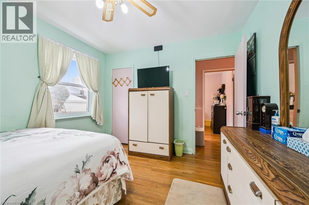 Bedroom featuring light wood-type flooring and a ceiling fan - 263 East 36Th Street, Hamilton, ON - Indoor Photo Showing Bedroom