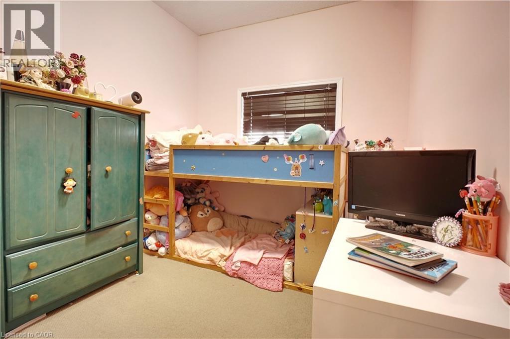 Bedroom with light carpet - 206 Westmeadow Drive, Kitchener, ON - Indoor