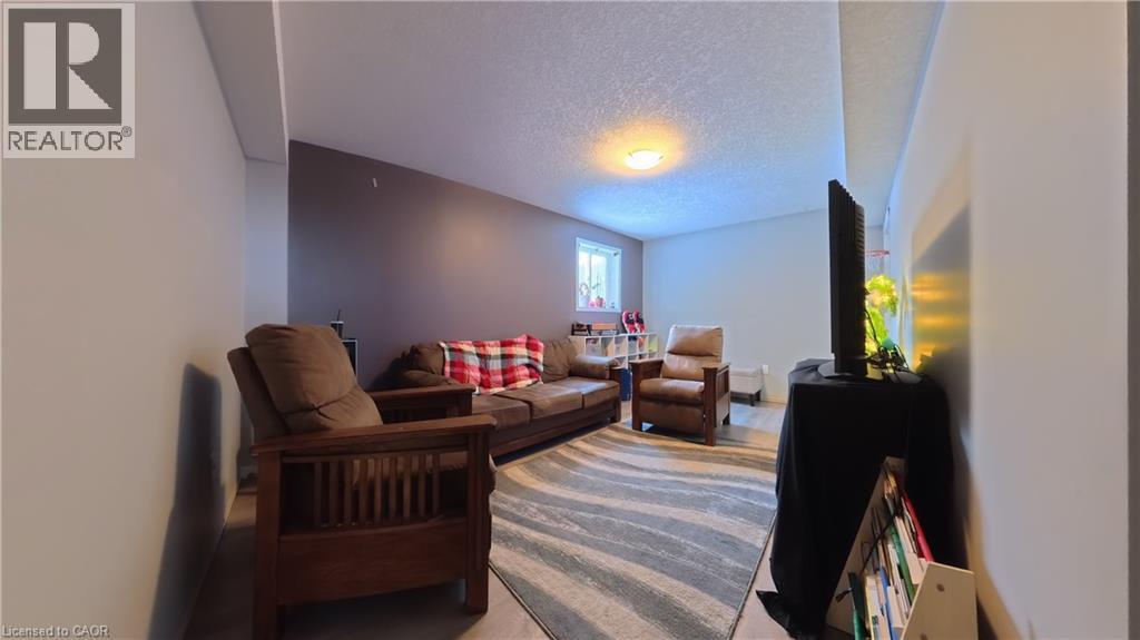 Living room featuring a textured ceiling - 206 Westmeadow Drive, Kitchener, ON - Indoor