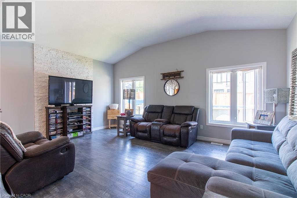 39 Basswood Road, Simcoe, ON - Indoor Photo Showing Living Room