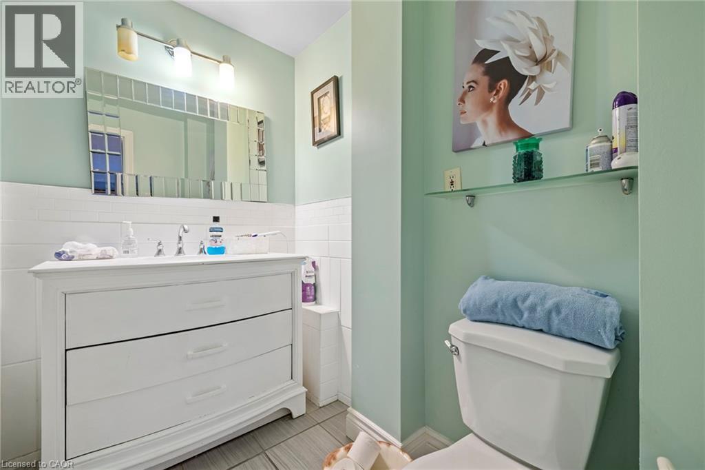 15 Dalhousie Avenue, Hamilton, ON - Indoor Photo Showing Bathroom