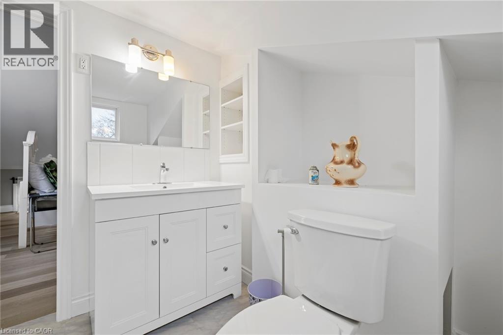 15 Dalhousie Avenue, Hamilton, ON - Indoor Photo Showing Bathroom