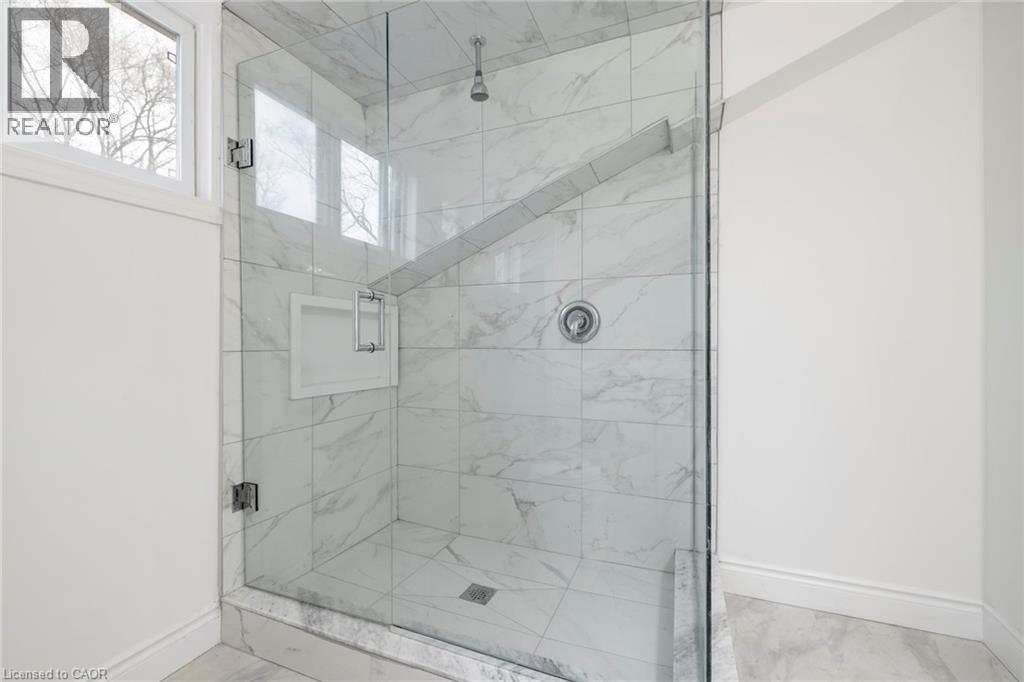 15 Dalhousie Avenue, Hamilton, ON - Indoor Photo Showing Bathroom