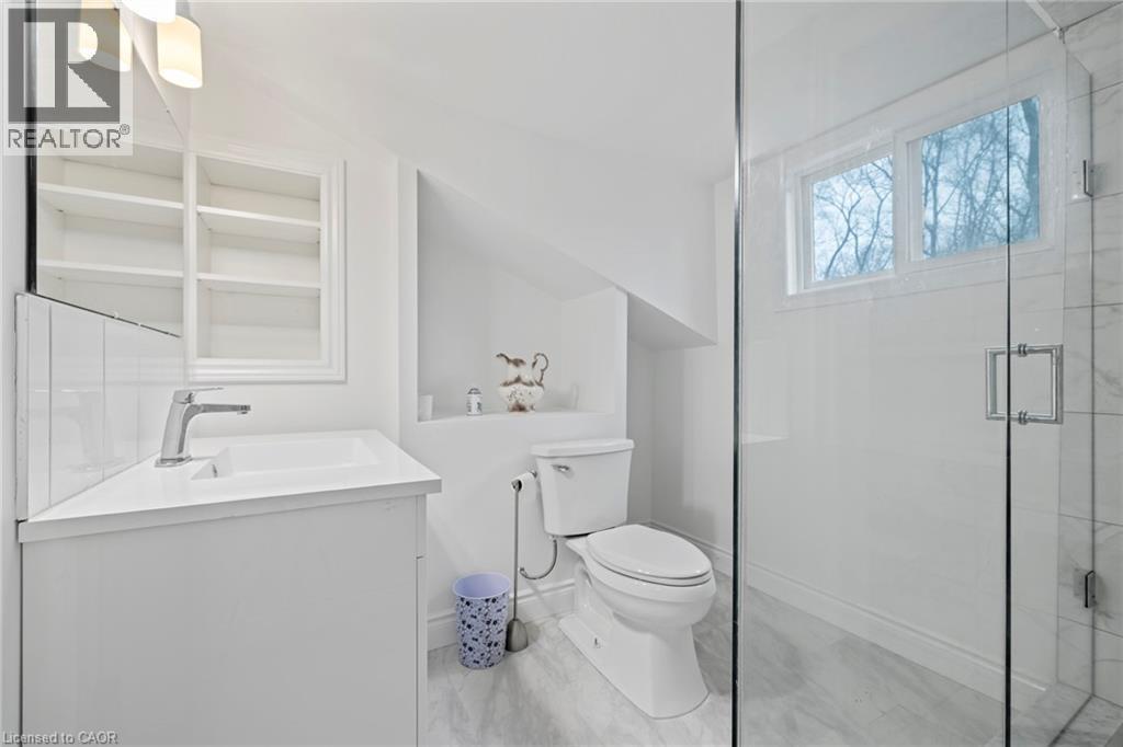 15 Dalhousie Avenue, Hamilton, ON - Indoor Photo Showing Bathroom