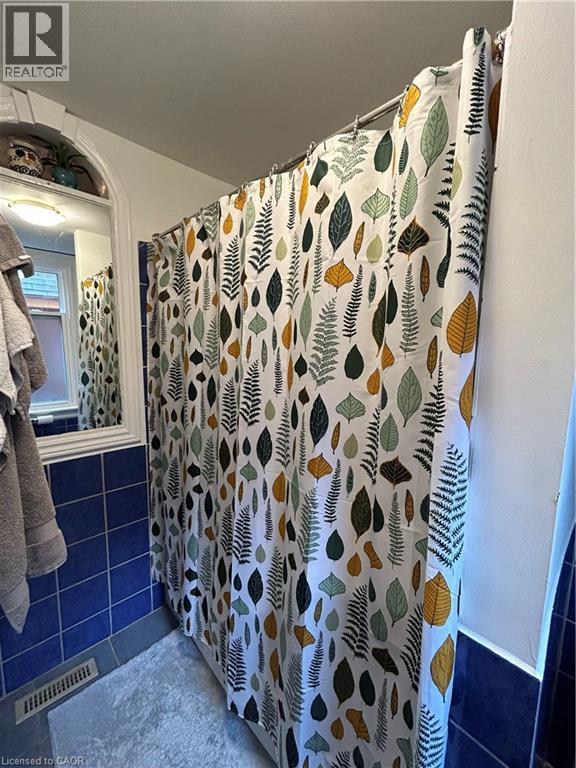 207 Charlton Avenue W Unit# Main, Hamilton, ON - Indoor Photo Showing Bathroom