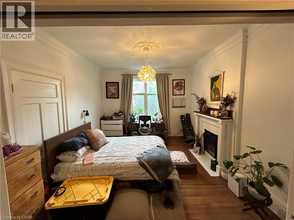 207 Charlton Avenue W Unit# Main, Hamilton, ON - Indoor Photo Showing Bedroom