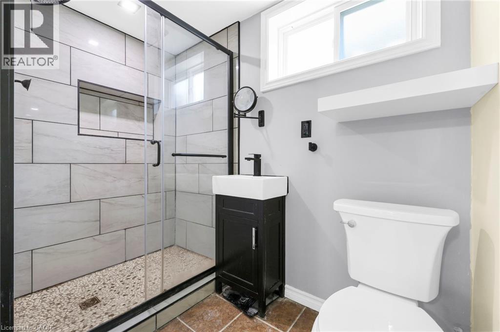 Bathroom featuring a shower stall and vanity - 368 Upper Kenilworth Avenue, Hamilton, ON - Indoor Photo Showing Bathroom