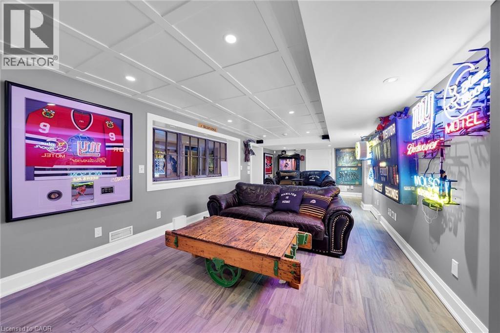 Playroom with wood finished floors and recessed lighting - 404 Mountain Brow Boulevard E, Hamilton, ON - Indoor Photo Showing Other Room