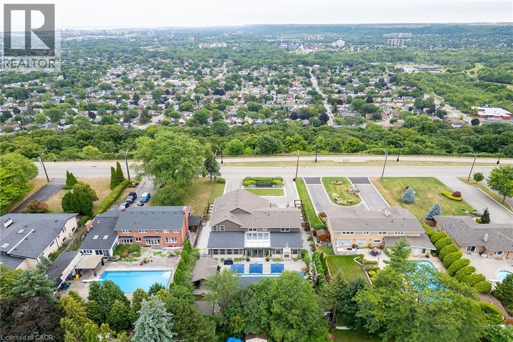 Aerial perspective of suburban area with a pool - 404 Mountain Brow Boulevard E, Hamilton, ON - Outdoor With View