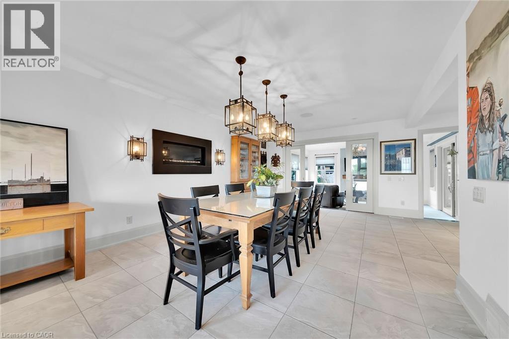 Dining space featuring light tile patterned flooring and baseboards - 404 Mountain Brow Boulevard E, Hamilton, ON - Indoor Photo Showing Dining Room