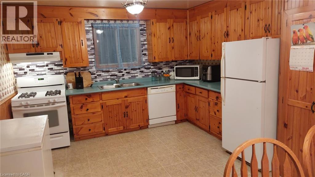 520 Alder Street E, Dunnville, ON - Indoor Photo Showing Kitchen With Double Sink