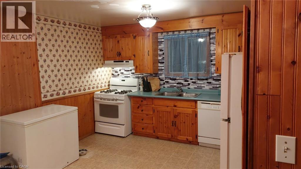 520 Alder Street E, Dunnville, ON - Indoor Photo Showing Kitchen With Double Sink