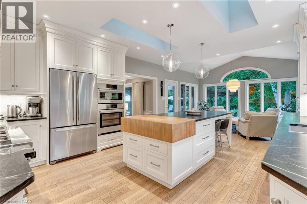 22 Deerpath Court, Cambridge, ON - Indoor Photo Showing Kitchen With Upgraded Kitchen