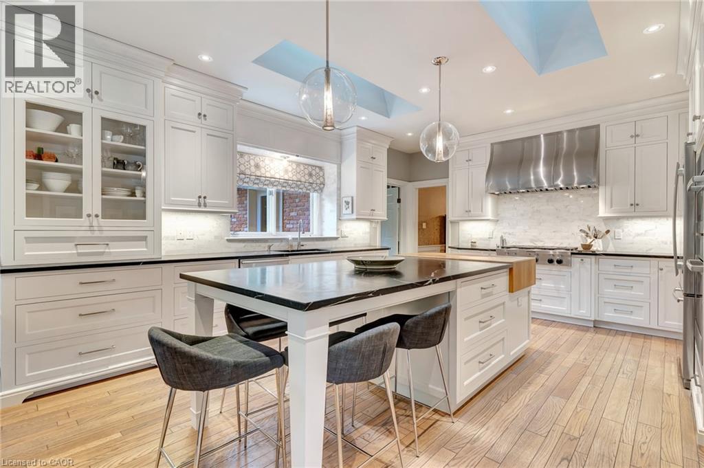 22 Deerpath Court, Cambridge, ON - Indoor Photo Showing Kitchen With Upgraded Kitchen